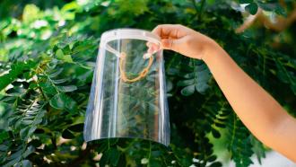 நீர்விலக்கி அடுக்கு பூசப்பட்ட நெகிழி முகக்கவசங்கள் கோவிட்-19 வெளிப்பாட்டைக் குறைத்து, சிறந்த பாதுகாப்பை அளிக்கின்றன  