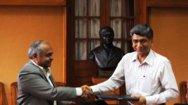 Prof. Anurag Kumar exchanging the agreement with Dr. Ajit Kalghatgi. Photo Credit: Siddharth Kankaria / Research Matters