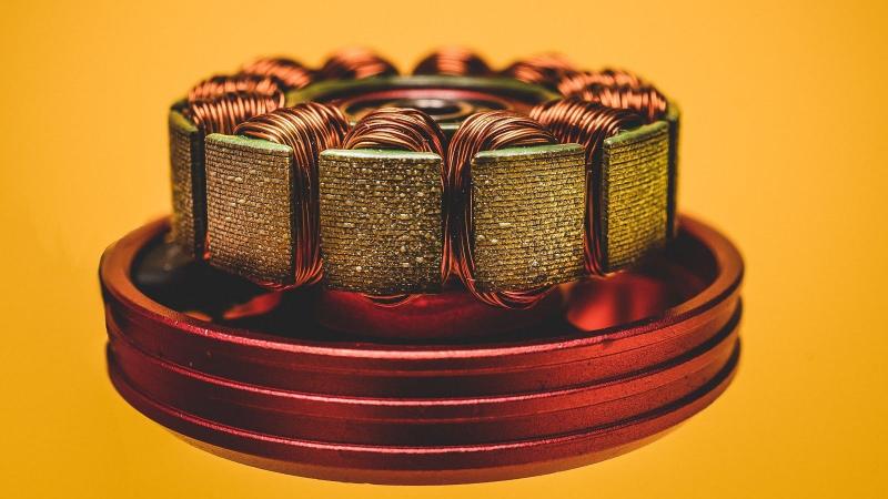 अन्स्प्लैश छायाचित्र: मिका बॉमैस्टर परमाण्विक स्तर पर विद्युत चुम्बकत्व के नियम
