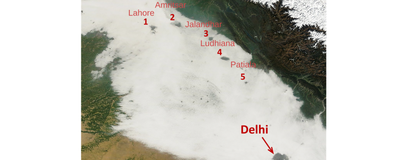 चित्र:३० जनवरी २०१४ (स्थानीय समय करीब १०.३० AM) पर लिए गए NASA के MODIS sensor से भारत और पाकिस्तान के ऊपर के भाग के चित्र, जिनमे हम दिल्ली और गंगा नदी के मैदानों में बसे  कई नगरों के ऊपर काफी बड़े कोहरा-सूराख देख सकते हैं।  