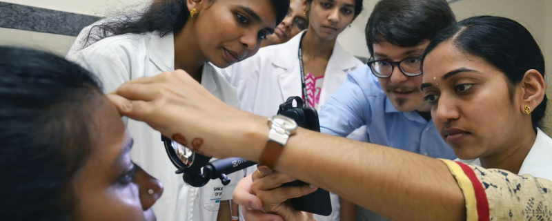 Remote diagnosis of retinopathy with an easy, low-cost smartphone-based tool